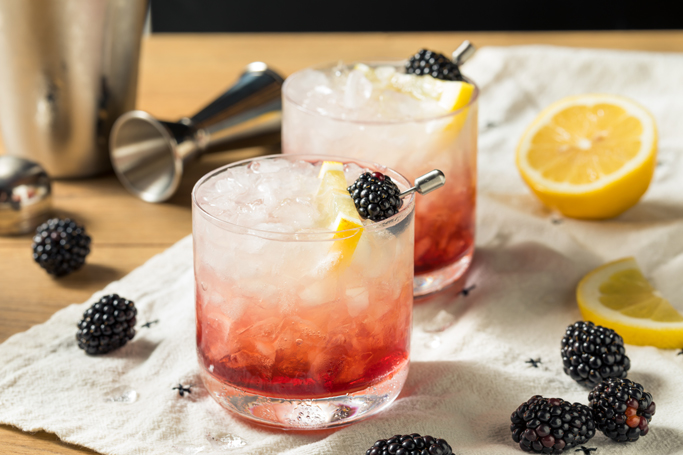 Drinken Vodka Bramble med CUBA Dry Lemon, brombærsirup og danskvand.